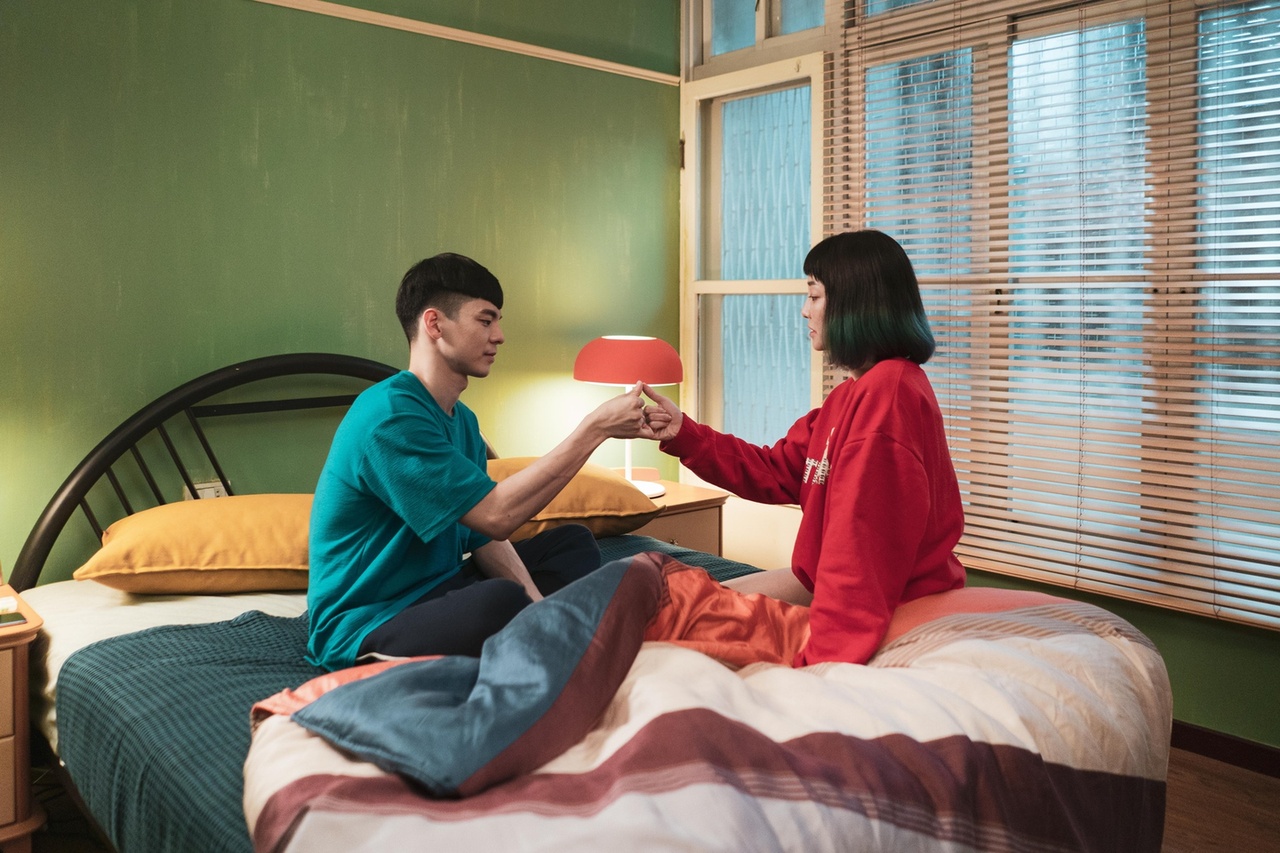 《怪胎》全片只見男女主角兩個人,很靠演技、角色造型、服裝、景物視覺趣味。