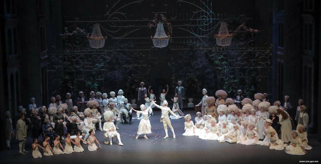 第一幕，1789年巴黎貴族舞會場面，華麗高貴，不是臨時拉伕的舞台製作所能造出來。
