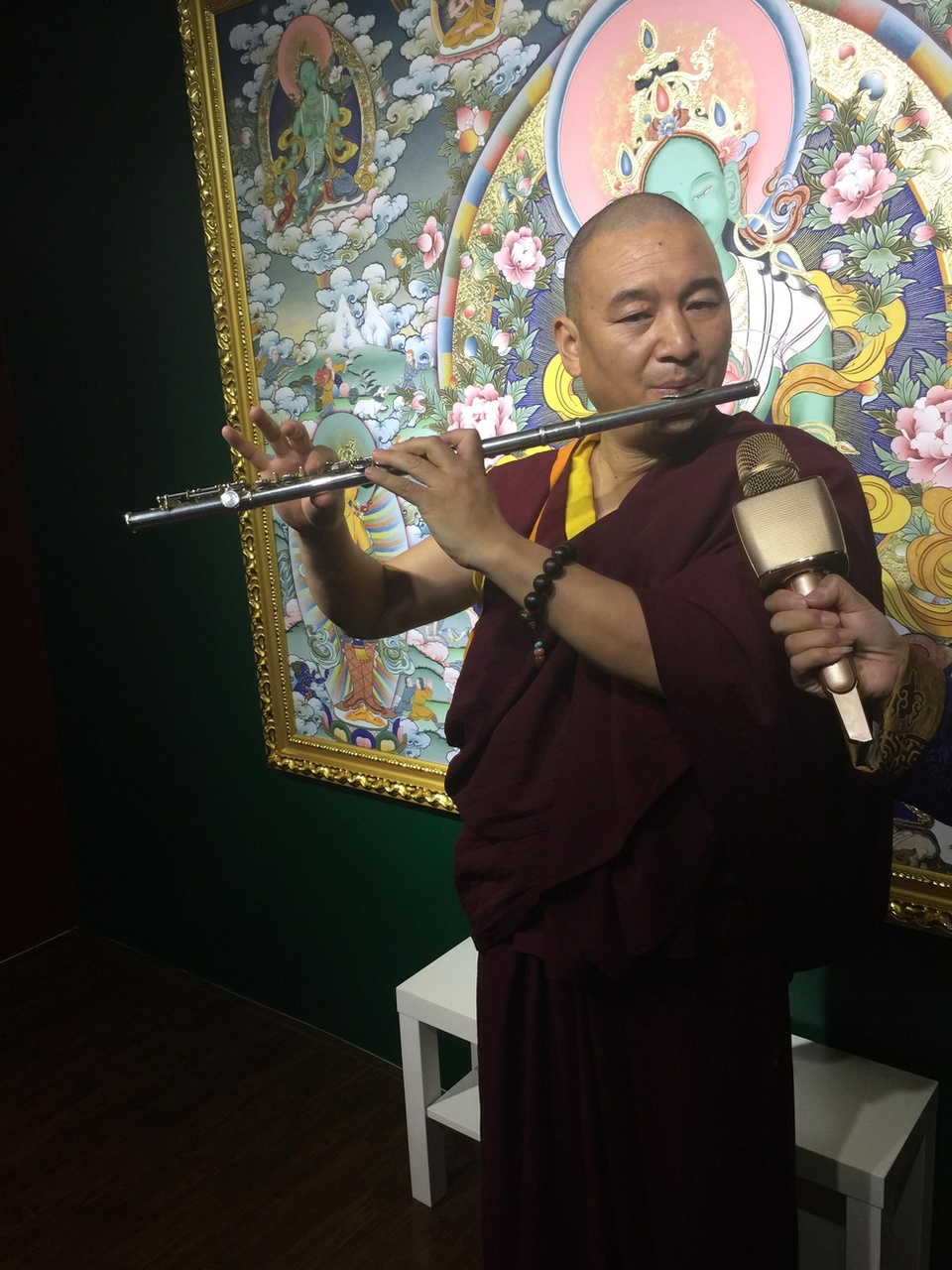 嘉央切智(Lama Jamyang)繪畫與演奏樂器,無師自通。他已在香港開畫展多次。
