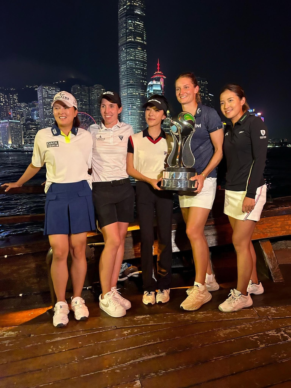 沙特阿拉伯PIF基金實力雄厚，在香港主辧LIV高爾夫球賽，參賽的世界排名第三（韓國高真榮）與其他頂尖球員，都接受安排，在比賽前夕，遊覧維港夜景！可知PIF基金，多麼受重視！