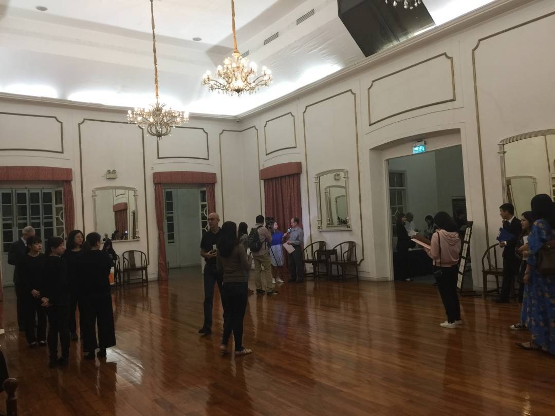 崗頂劇院大堂,採鏡廳(mirror room)式設計