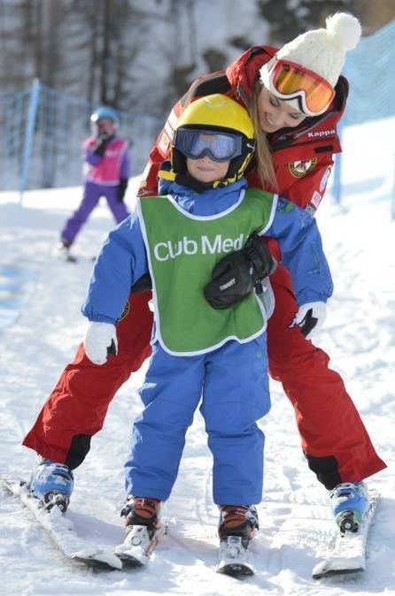 在中國滑雪場，很多小孩在學滑雪。