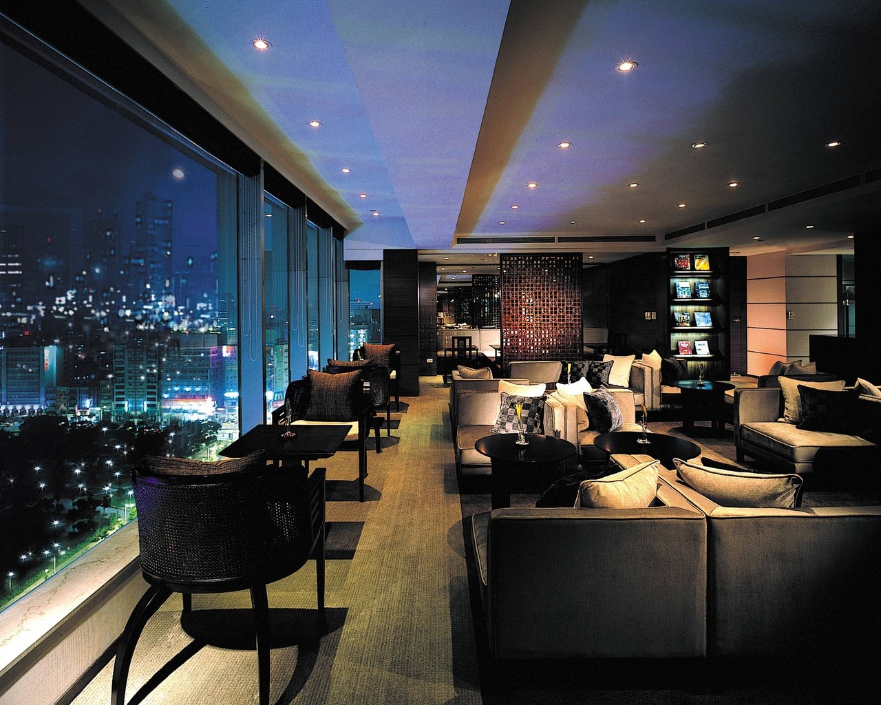 坐在晶華酒店19樓 環境寧靜Tai Pan (Executive) Lounge，行政樓層客人可整日免費品嚐精美早午晚餐，看著窗外城市景觀，實在享受。