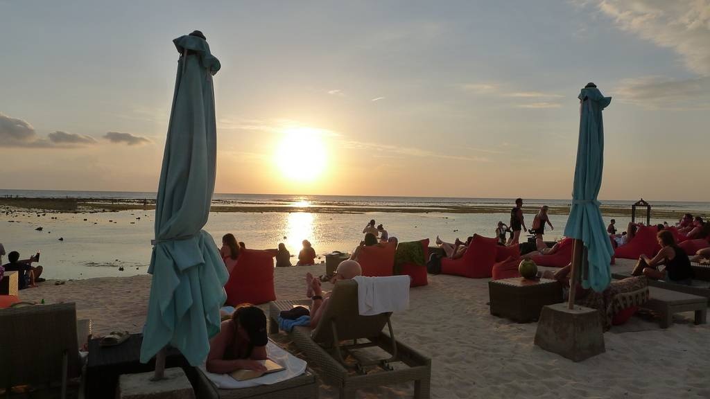 來到Gili Trawangan小島，歐洲遊客在下午時候已躺在Ombak Sunset Beach帆布椅上，等看日落。Jasper Tong攝影