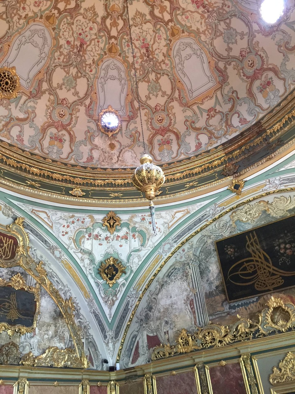 到皇宮參觀,必要看天花、屋頂,此為Topkapi Palace一角。