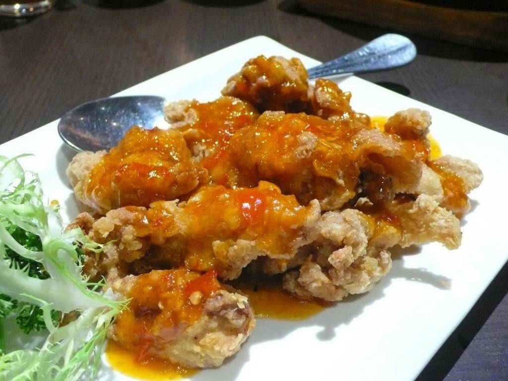 鴨壽司，以鴨皮來包飯，正好中和豐盛的鴨油。