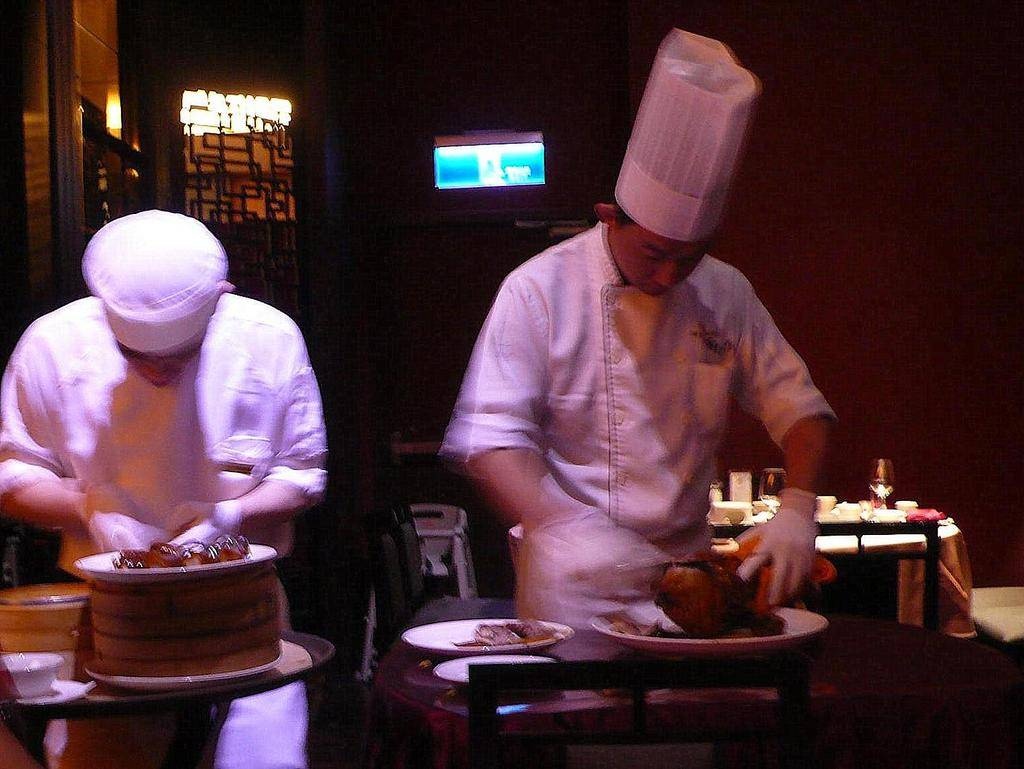 晶英酒店櫻桃鴨有做壽司，功夫多，要由兩位師父服務客人。
