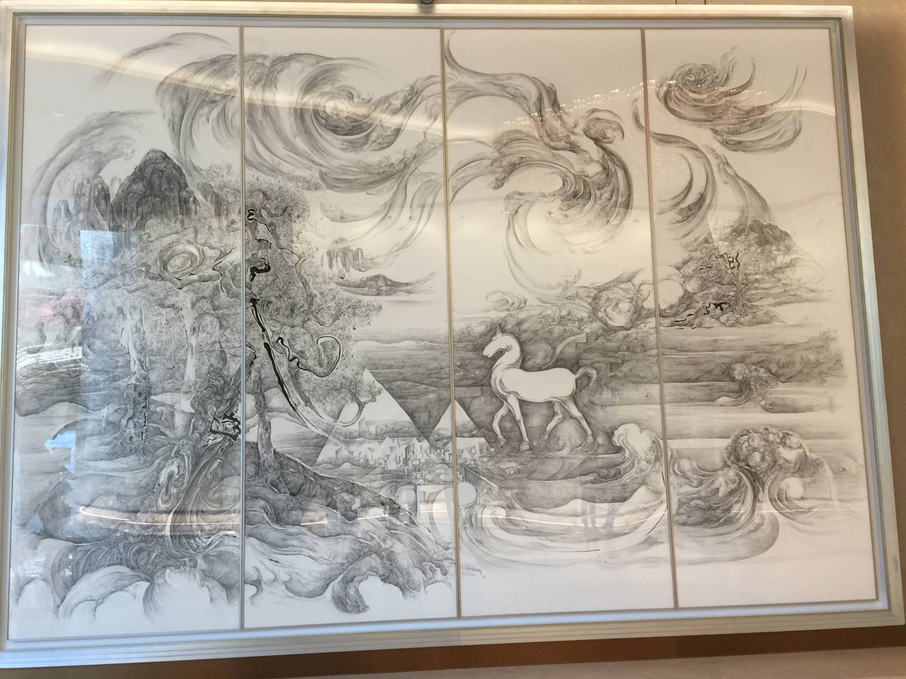 金獅MGM酒店大堂,到處可見藝術佳作。這幅以鋼筆畫的山水畫,十分特別。