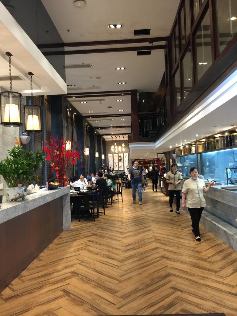 新店餐廳有兩層，地面一層大堂高天花，空間感十足，坐得舒適。