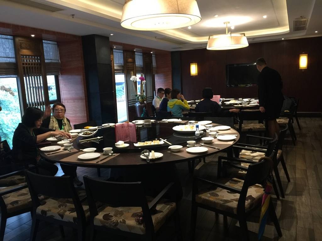 貴賓房設在樓上一層,裝飾簡潔,地方寬闊,公私聚餐,皆會愉悅。