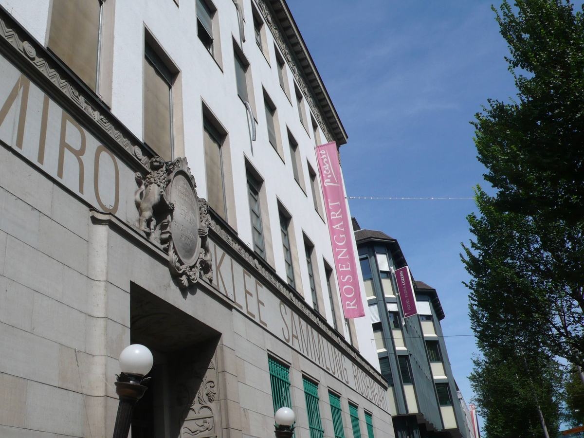 瑞士德語區城市Luzern的Museum Sammlung Rosengart，門口插有旗幟，上寫ROSENGART's Picasso。