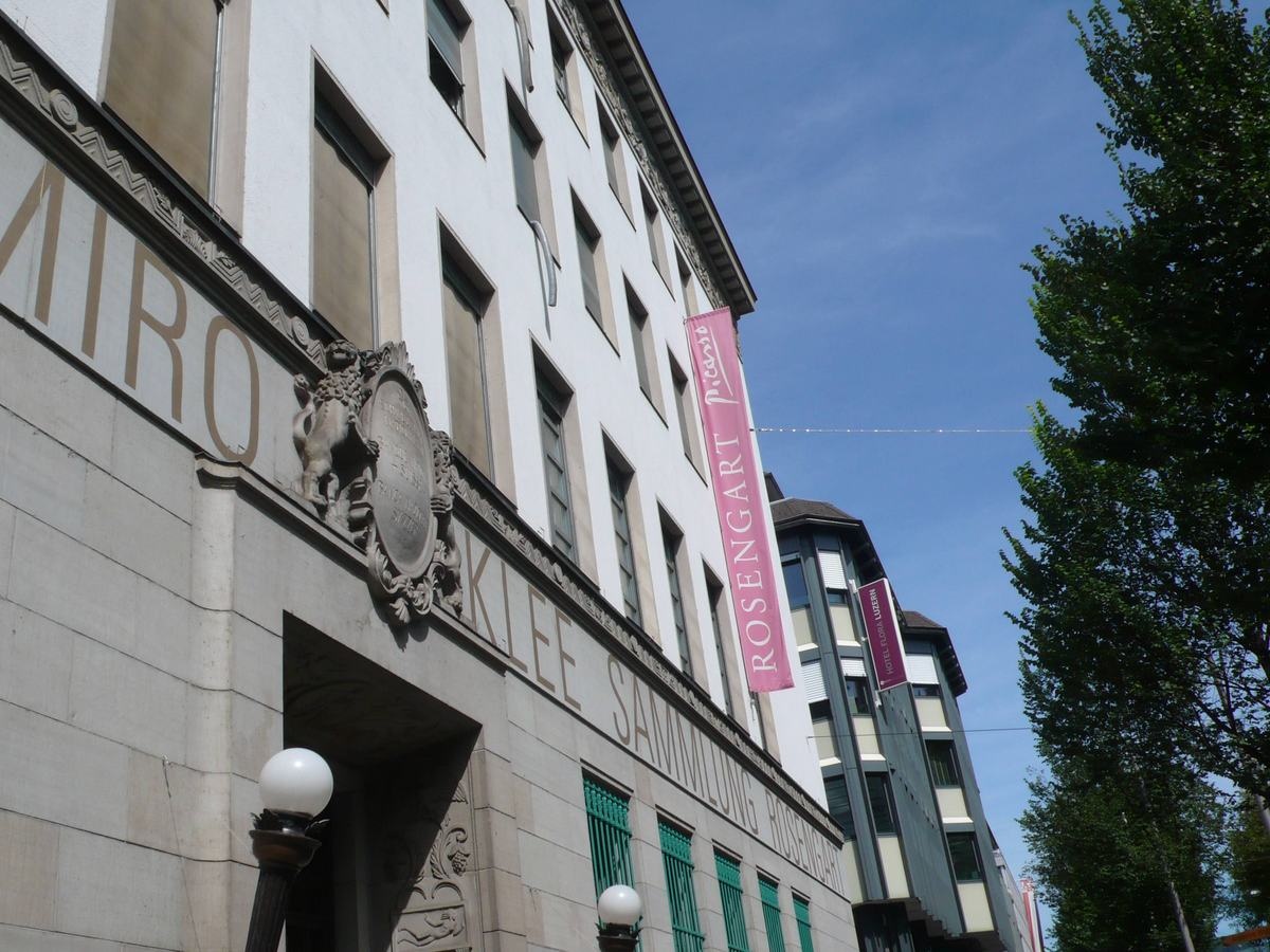 瑞士德語區城市Luzern的Museum Sammlung Rosengart,門口插有旗幟,上寫ROSENGART's Picasso。