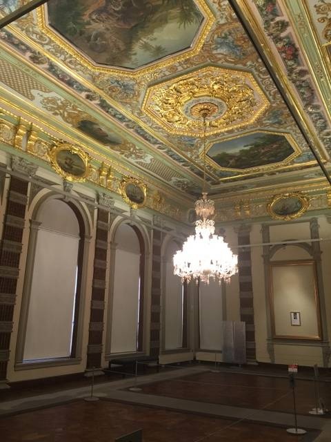 天花壁畫、牆飾、大吊燈，皇宮室內設計三種元素，在TBMM Milli Saraylar皇宮可慢慢欣賞。