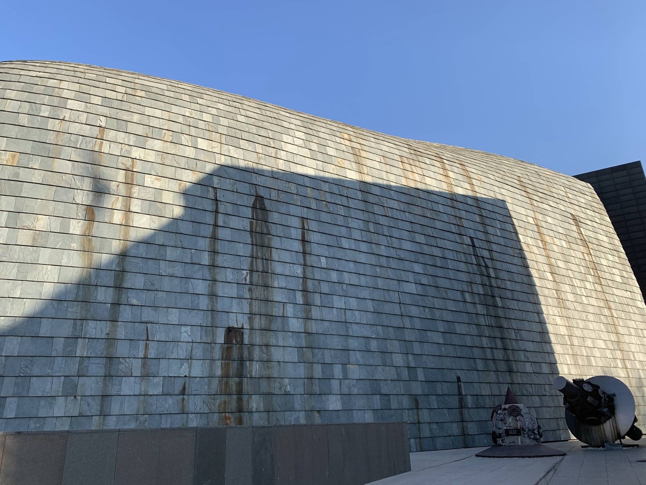 美術館外牆留下痕跡不清洗，刻意表現經歷時間洗禮。<br>圖：張錦滿攝影