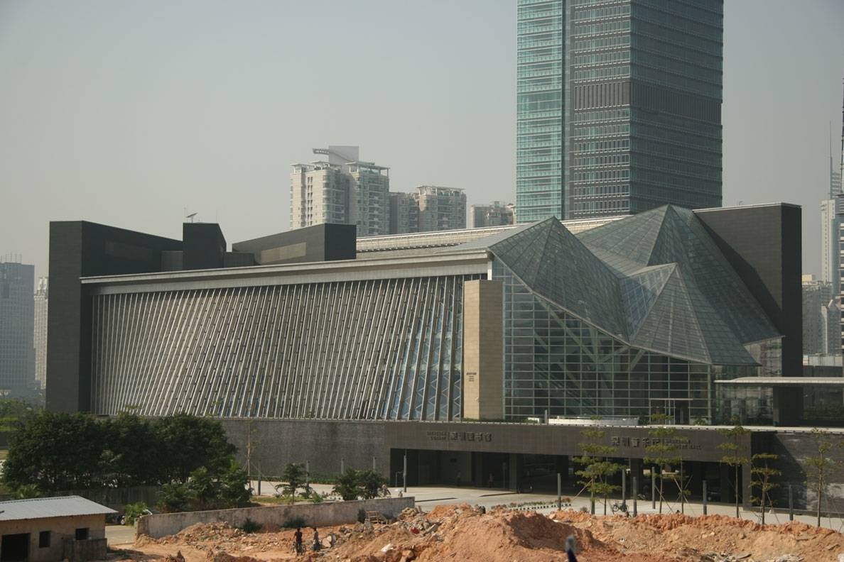 磯崎新（Arata Isozaki）設計的深圳圖書館，外牆採用大量玻璃。<br>圖：深圳圖書館官方圖片