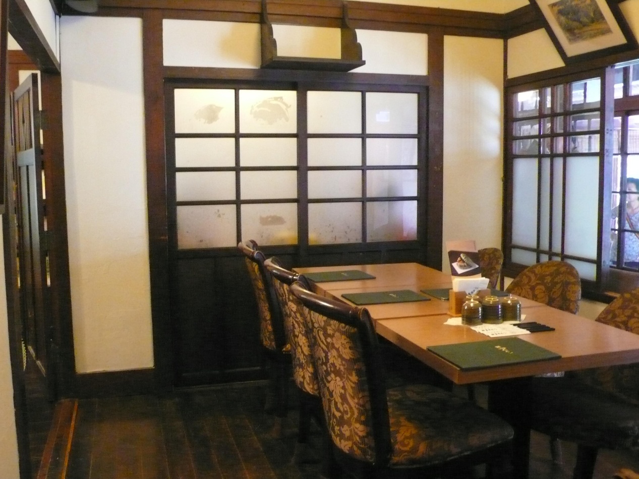 今天城市人能在舊日式民居裡面進餐或飲下午茶，實在舒適享受。