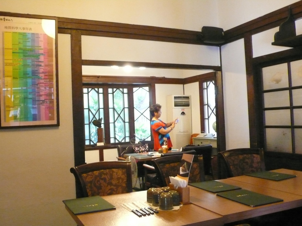 今天翻新日式百年舊木屋民居,首先改變「陰陰沉沉」的生活美學,但仍可體會。