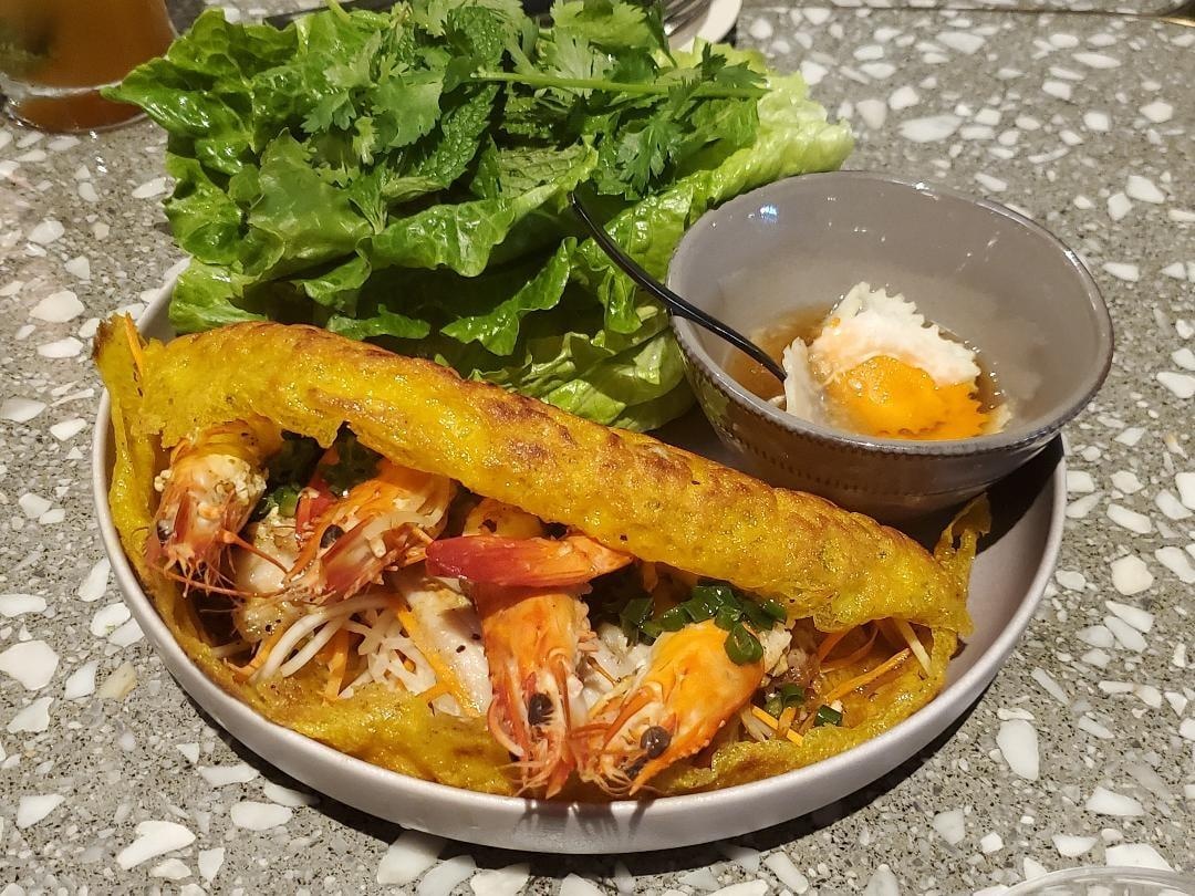 Bank Xeo Sizzling crepe 越式煎餅 材料有米薄餅、鮮蝦及豬腩肉,配自製魚露