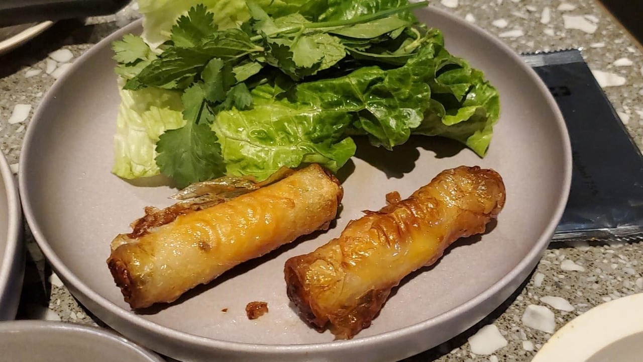Cha Gio Crispy Spring Rolls(越式炸春卷),材料包括新鮮石斑魚、蟹肉、市場蔬菜,配自製魚露