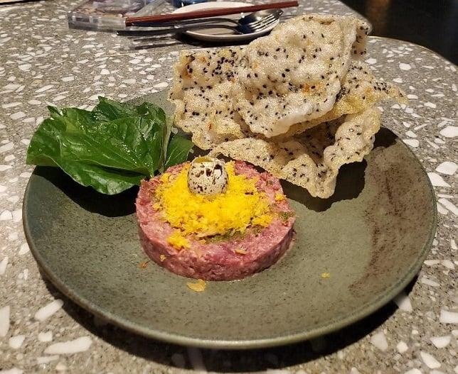 Bo Tai Chank Tartare 韃靼牛肉，材料包括上等牛肉、鹹蛋王、鵪鶉蛋、蝦片和檳榔葉