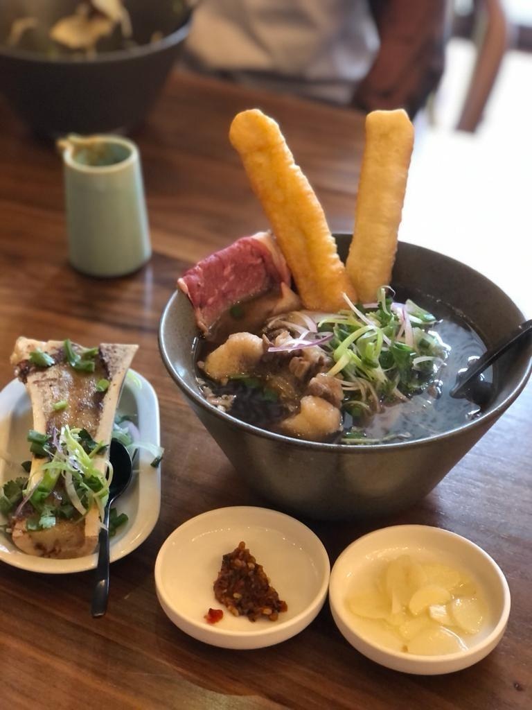 午市牛肉粉套餐,加牛骨髓,以開邊牛骨筒承載,放進湯裡吃。