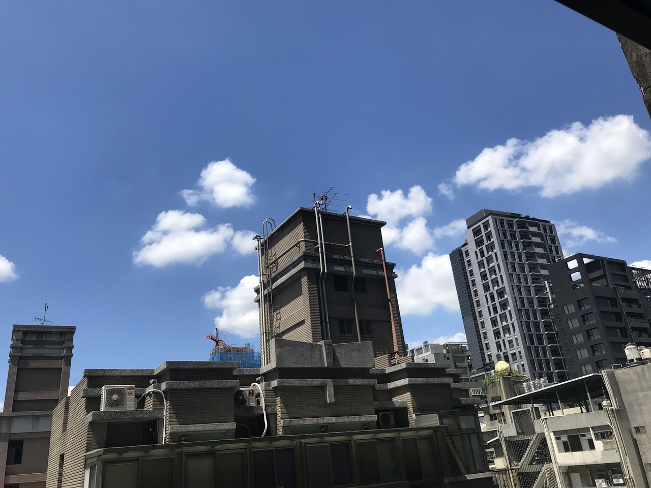 台灣常有藍天白雲,困在防疫酒店時候看到,最好不過。