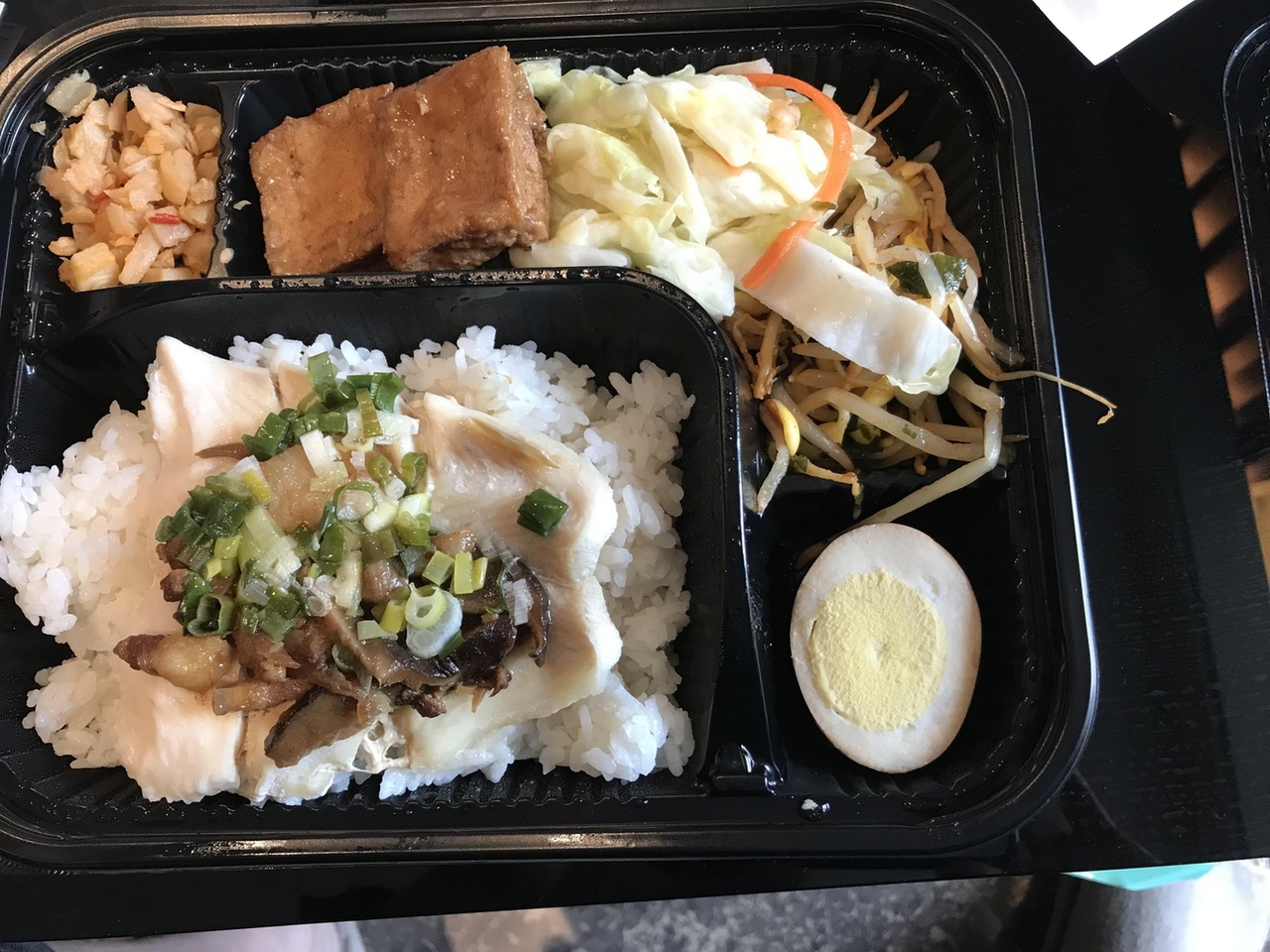 台灣飯盒有五、六個間隔,遷令每餐都有不同肉類、菜類,並必有雞蛋。