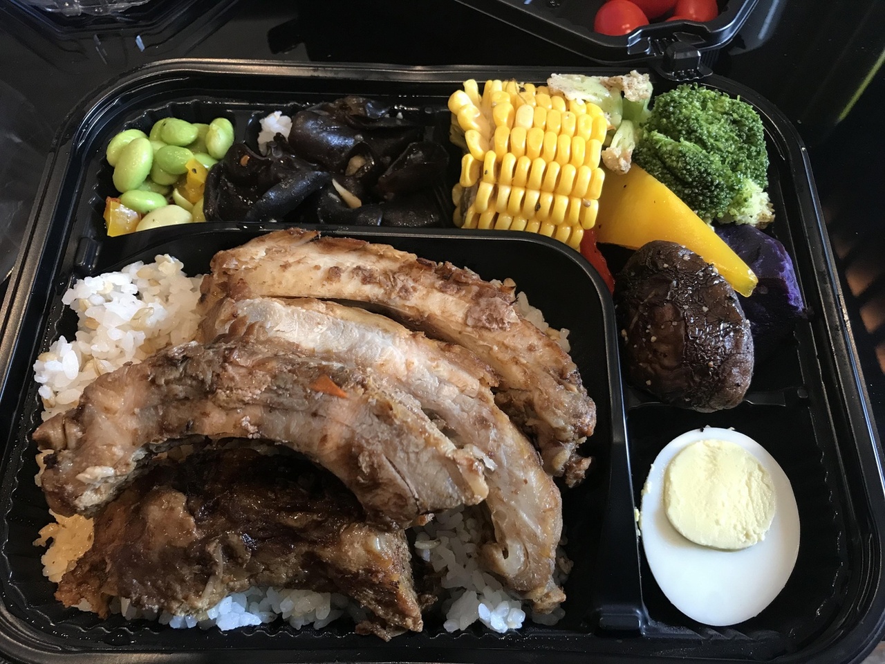 飯盒設計有不同間隔,讓這一餐看起來豐富。