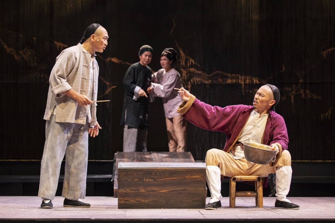 潘惠森編劇的《親愛的‧胡雪巖》2018版本,舞台盡量空白,演員因此突出。