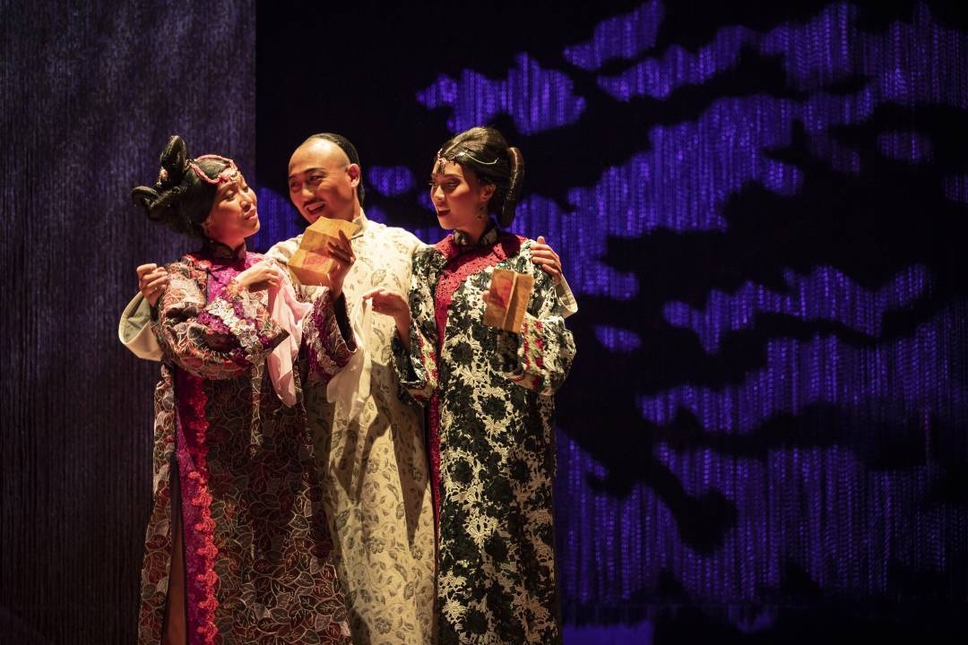 妓院裡風騷女性出場,調劑這個政經人物故事。