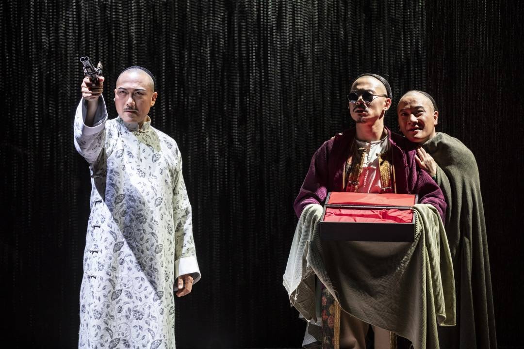 胡雪巖 (左一,潘燦良飾) 與漕幫龐天 (右一,邱廷輝飾) 識於微時。