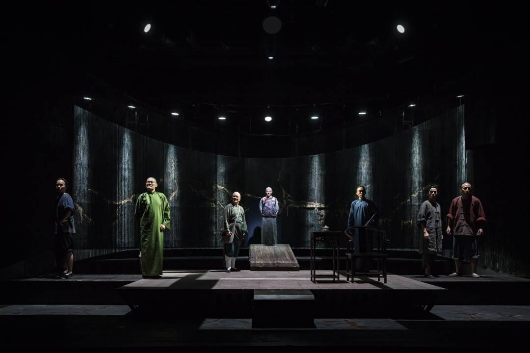 空舞台,正好讓燈光發揮作用。