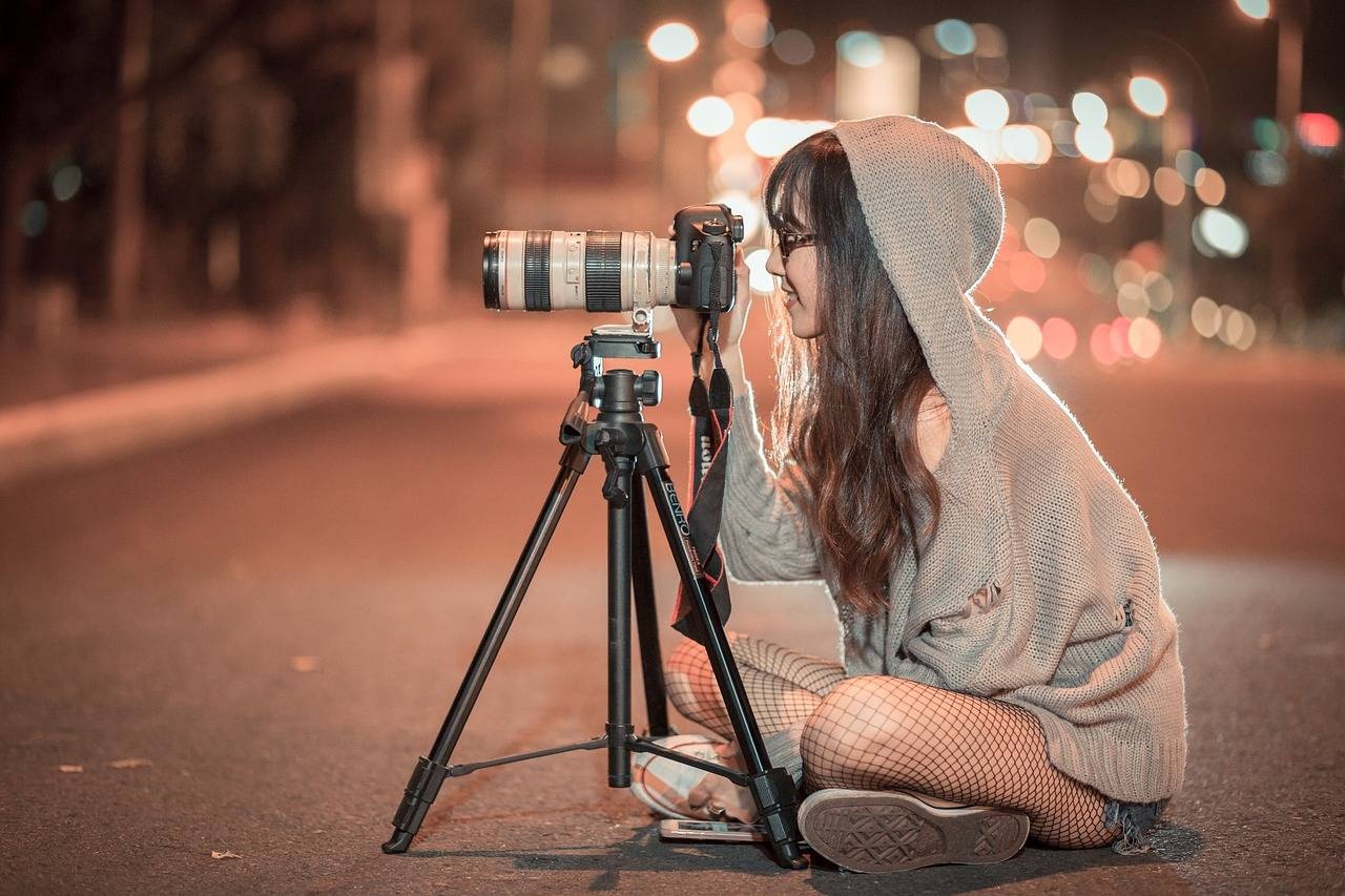 https://pixabay.com/en/night-camera-photographer-canon-1927265/