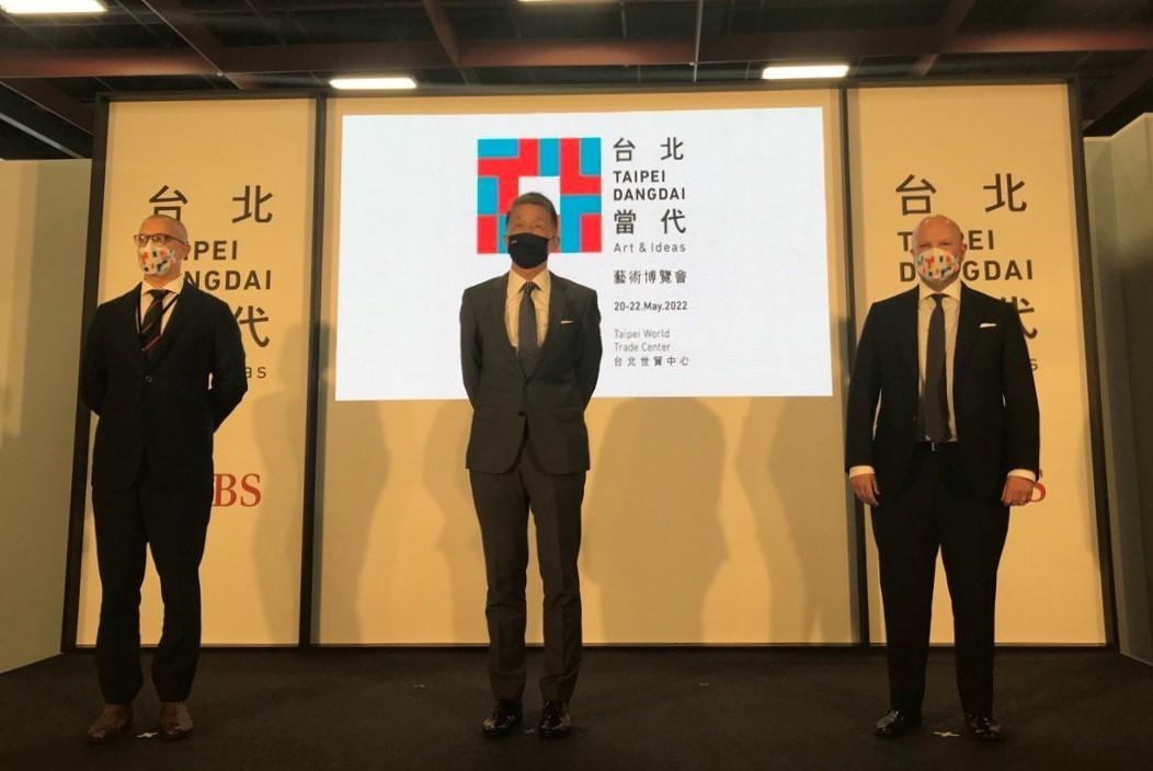 Taipei Dangdai三位領導,左是總監Robin Peckham岳鴻飛(美國人)、中是UBS台灣總經理陳允懋,右是聯席總監Magnus Renfrew任天晉(英國人)。