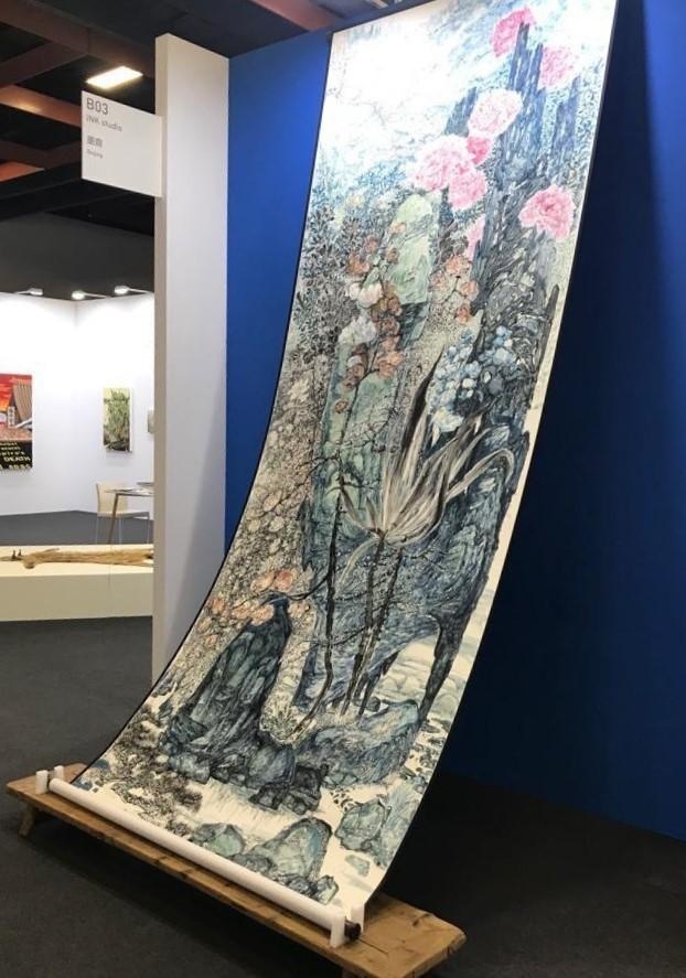 疫情緊急時期,北京墨齋(Ink Studio)也來參展,自然要顯其江湖地位,把巨畫掛出攤位外面,佔了行人通道空間,突出這位水墨新巨星彭康隆。