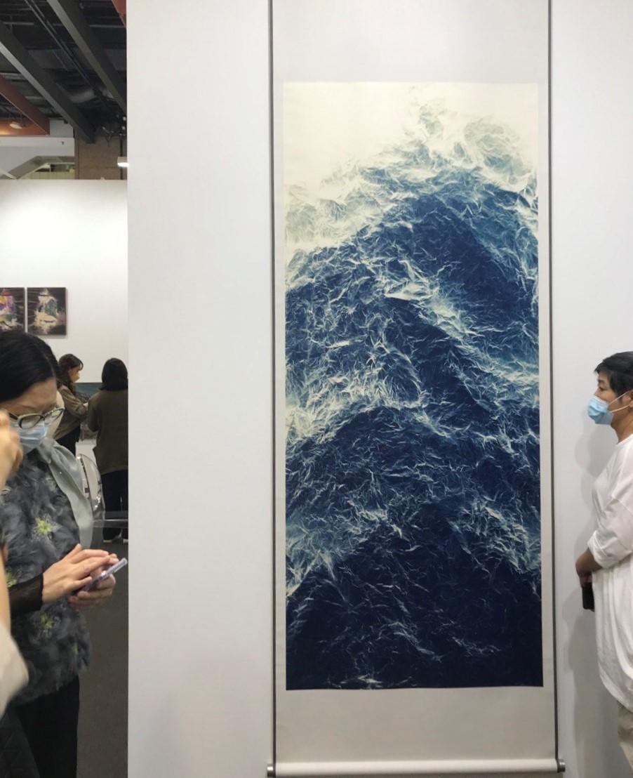 香港世界畫廊一直支持台灣吳季璁,他應用Cyanotype技法(攝影感光元素)在宣紙上,革新水墨畫,現已在國際冒起。)