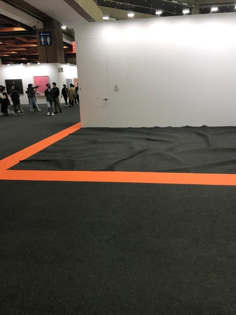 台灣賴志盛這件作品,一塊購自大會供應商的同質地毯,面積比較攤位略大,有點起伏,完全顛覆觀眾認知,令人驚訝。