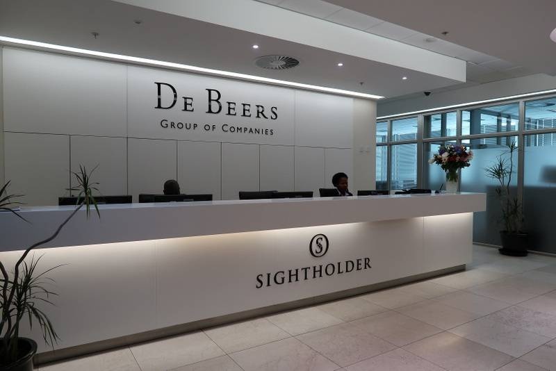 De Beers 環球鑽石交易商銷售公司 (DBGSS)，由倫敦搬遷至嘉柏隆里 (Gaborone)，為博茨瓦納帶來60億美元的經濟效益，並且推動不少周邊行業增長，包括酒店和零售業。