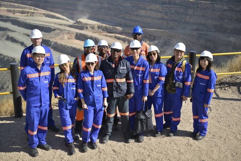 Forevermark美鑽歷程成員在全球最大的露天鑽石礦場奧拉帕 (Orapa) 前留影。