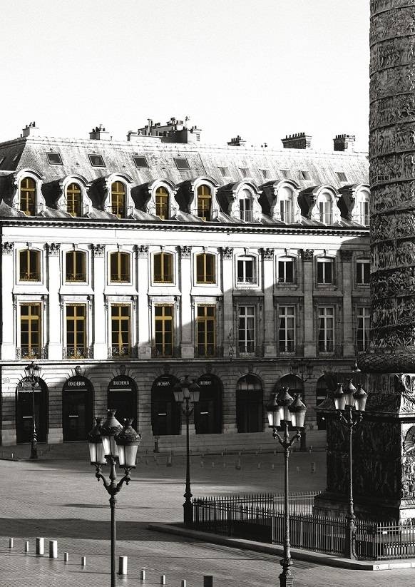 1893年,Boucheron寶詩龍創辦人 Frédéric Boucheron將世家總店遷至芳登廣場,成為首家進駐廣場的珠寶商。傳說他擇定芳登廣場26 號,乃因該處為廣場中陽光最燦亮的位置,他深信櫥窗中的鑽石將因此而更為閃爍。