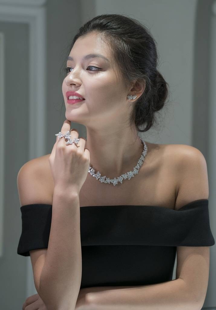 模特兒模特兒佩戴上最新 Boucheron Lierre de Paris常春藤系列白金鑽石項鏈、白金鑽石耳釘及白金鑽石雙環戒指。