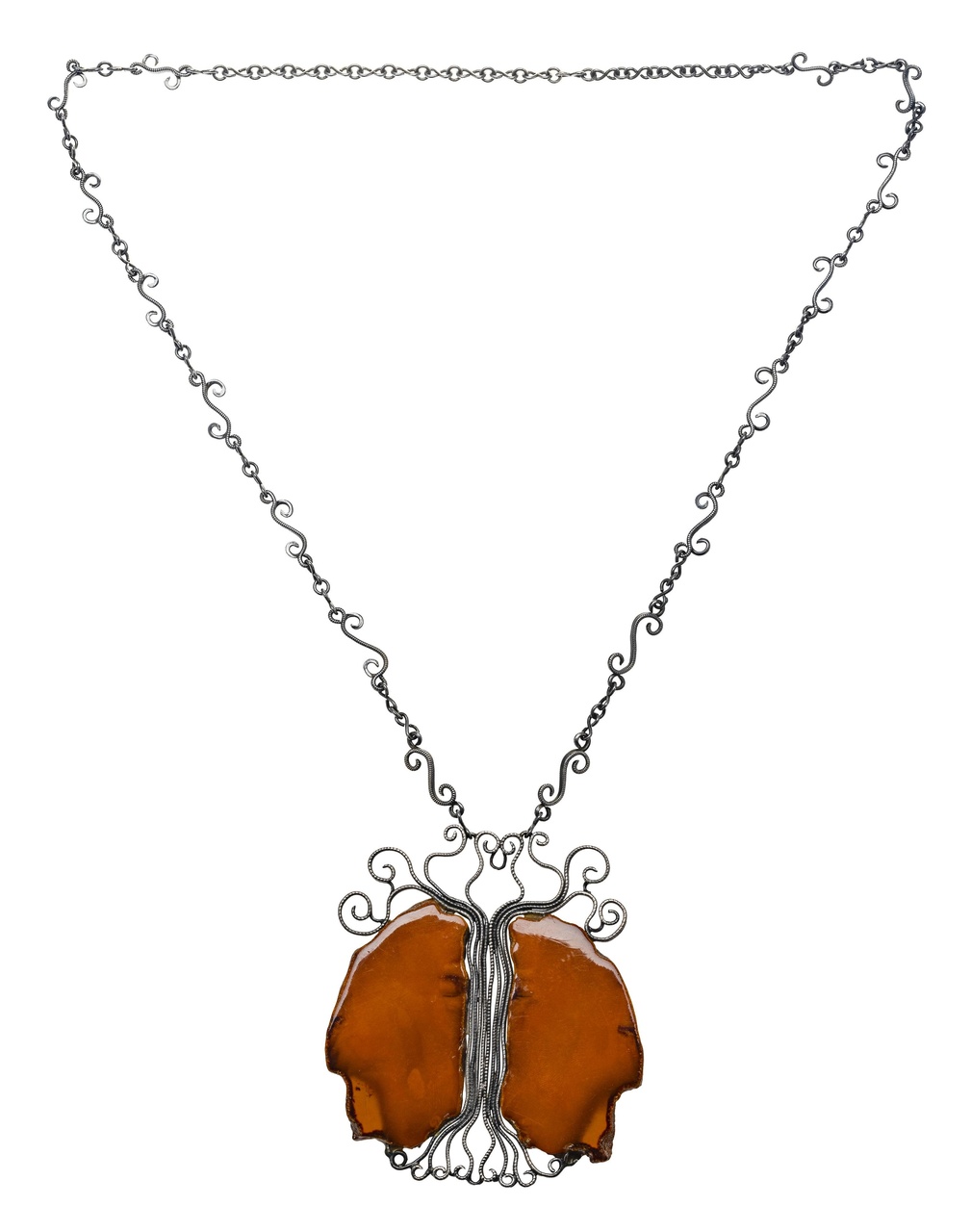 Eižens Auniņš(1911年–1992年)
項鏈,1971年
琥珀、金屬
拉脫維亞國家藝術博物館,裝飾藝術與設計博物館藏品