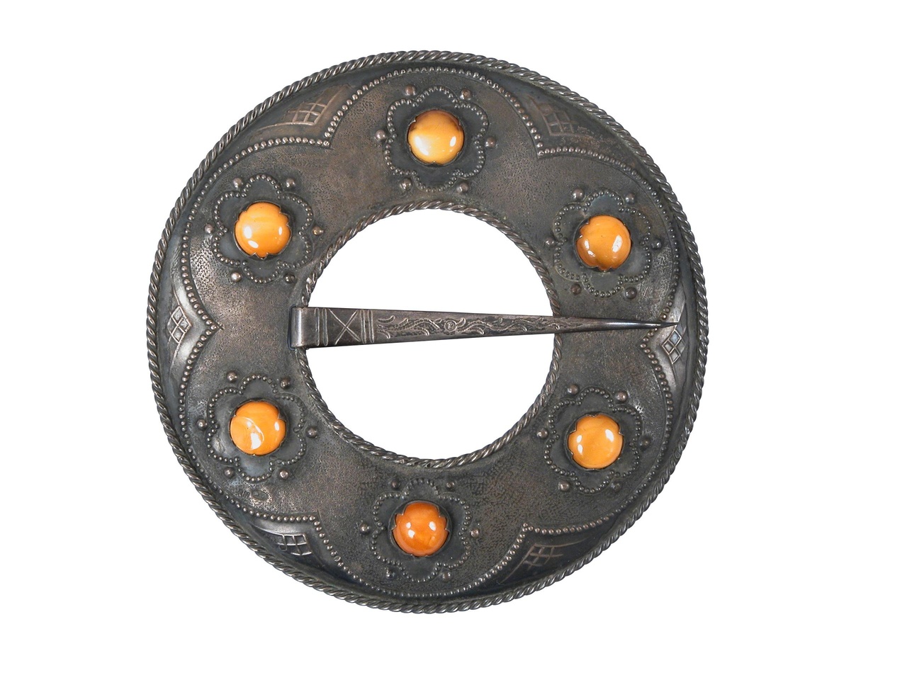 Arvīds Dzērvīte(1897年–1942年)
胸針,1920年代
琥珀、銀
拉脫維亞國家藝術博物館,
裝飾藝術與設計博物館藏品