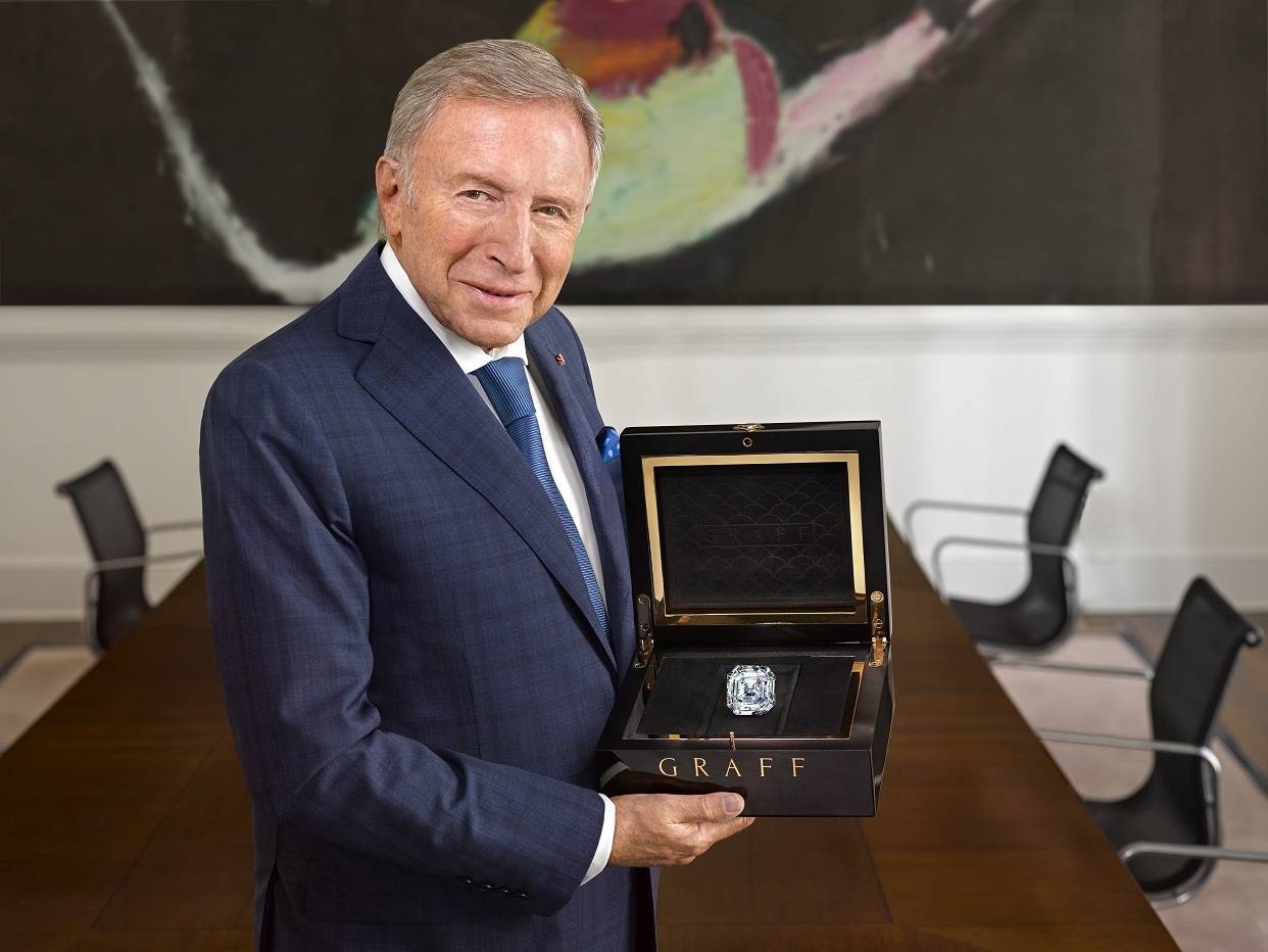 手持302.37克拉的”The Graff Lesedi La Rona”,勞倫斯‧格拉夫說:「我們肩負重任,要從原石裏切割出最純美的絕色美鑽。因此我們傾盡全力,結合專業知識和技巧,締造這顆令人嘆為觀止的稀世臻品。」