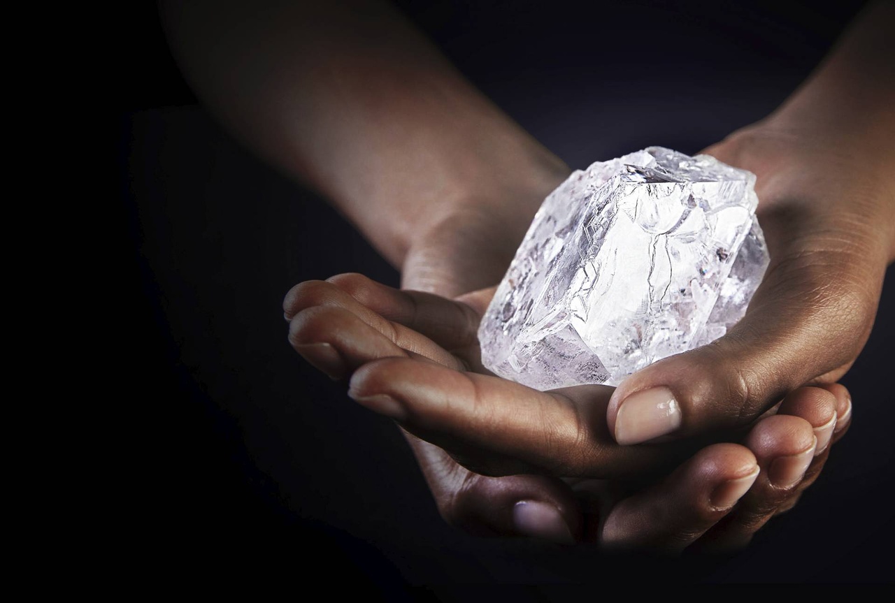 在本世紀最巨型的20顆鑽石中，大部分也由格拉夫精心切割和打磨。今天，格拉夫矚目呈獻的”The Graff Lesedi La Rona”便來自重達1,109克拉鑽石原石”Lesedi La Rona”。