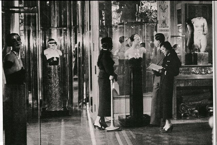 1932年11月7日，香奈兒女士在其位於巴黎聖奧諾雷市郊路 29 號的私人豪宅，以私人鑑賞會形式發表