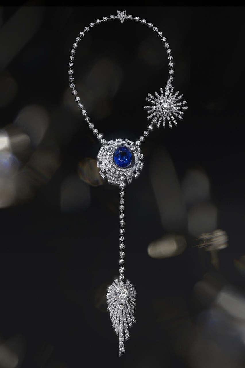 Allure Celeste項鍊是CHANEL 1932 臻品珠寶系列的巔峰之作,猶如一場奔赴光芒中心的旅程。在浩瀚廣袤的天際中,繁星密布,彼此閃耀又相互連接,聚攏成萬丈光芒。在圓形切割的鑽石群簇擁下,鑲嵌著一顆重達55.55克拉、深邃而濃郁的橢圓形藍寶石,與一顆重達8.05克拉的IIa型DFL級梨形切割鑽石,光芒四射,璀璨非凡。這款項鍊可轉換多種佩戴方式,太陽的光暈可以被單獨拆卸作為胸針,中央的一圈鑽石則能夠變換為手鐲。項鍊還可以精簡為短款。