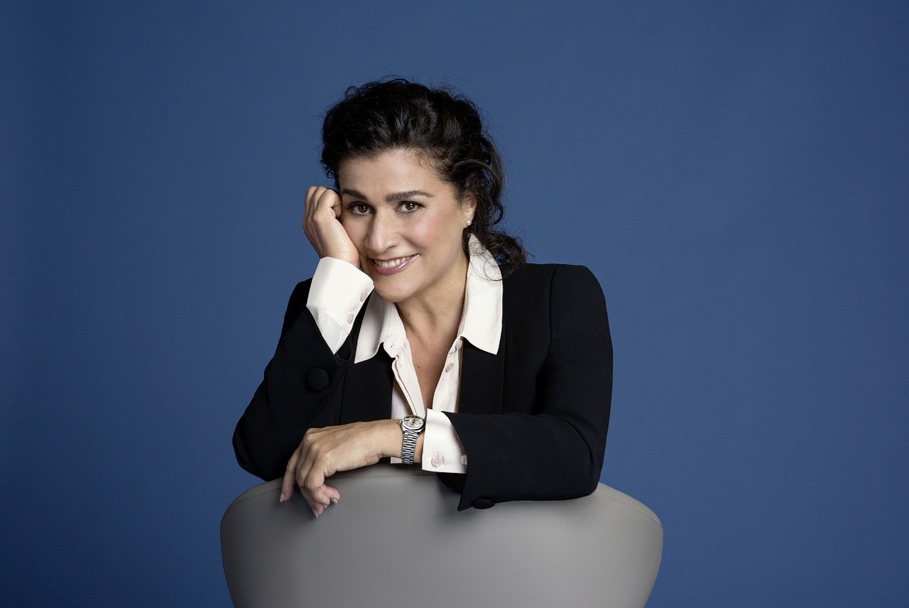 Cecilia Bartoli自1994年起就擔任Rolex的品牌代言人，而且是薩爾斯堡藝術節的演出常客，並自2012年起開始擔任薩爾斯堡聖靈藝術節的藝術總監和主唱。