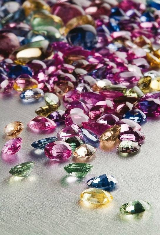 彩色寶石,也稱有色寶石,英文原名為Colored Gemstones是寶石大家族中除鑽石外所有有色寶石的總稱。彩色寶石不是一種寶石,而是由數十乃至上百種寶石共同構成的一類寶石。傳統公認珍貴的彩色寶石包括紅寶石、藍寶石、祖母綠,這三種寶石與鑽石並稱為「四大寶石」。