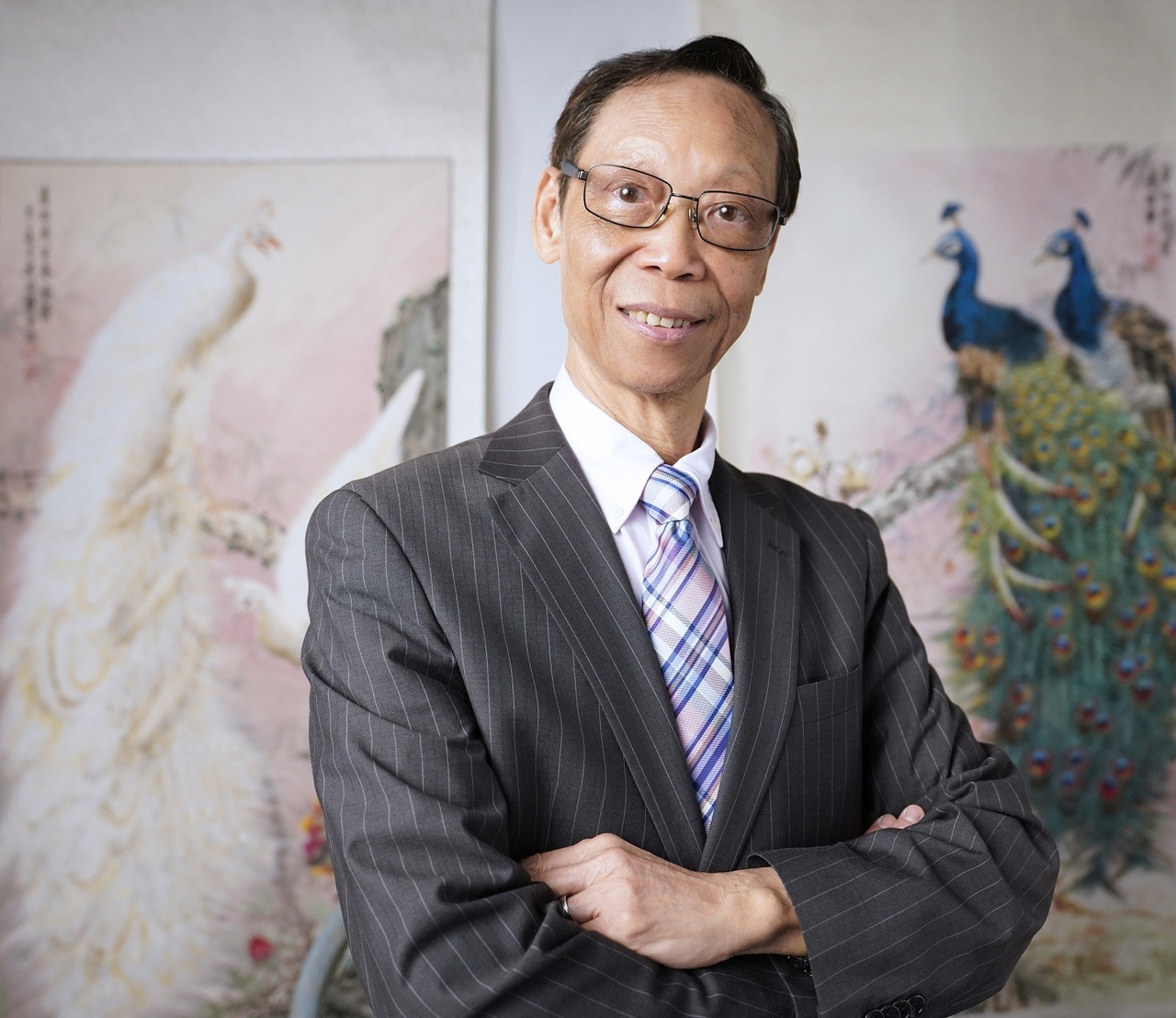 梁國華老師早年在港便曾先後在兒童畫報做過主編,當做櫥窗設計師,亦曾在塑膠公司任職美術攝影主任,還曾任職珠寶公司高級美術設計師,穿梭中西古今藝術範疇,加上這段豐富的人生經歷也讓他日後的創作相容並蓄、自成一格。